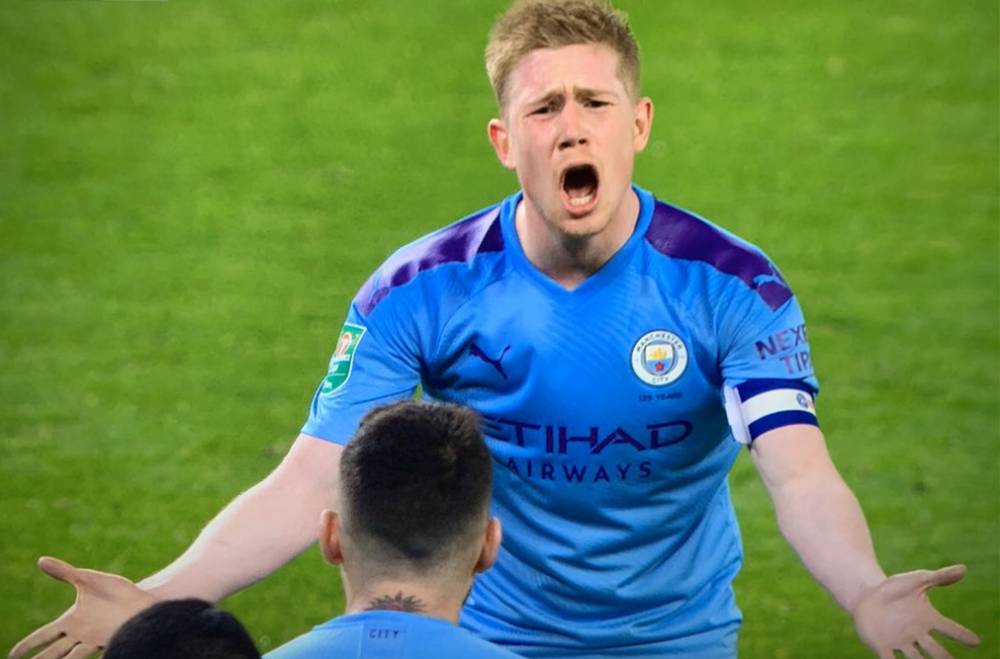 拓记：克林根争抢篮板后一瘸一拐走向替补席，赛前左小腿就有挫伤