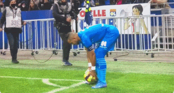 尤文航班延误，挪威当地球迷抓紧机会在机场与他们合影留念