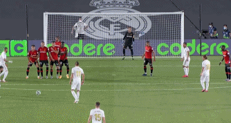 某国脚飞行十小时赶回备战